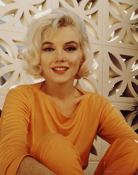 George Barris - 2 Bll.: Marilyn with orange blouse. Marilyn with bikini and bathrobe