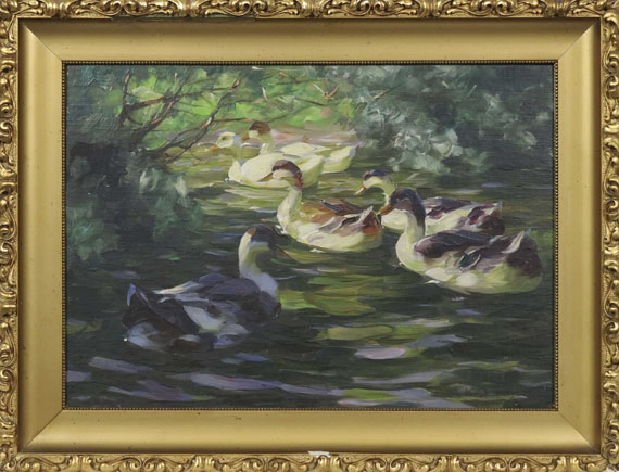 Alexander Koester - Sechs Enten auf dem Wasser unter Ufersträuchern - Rahmenbild