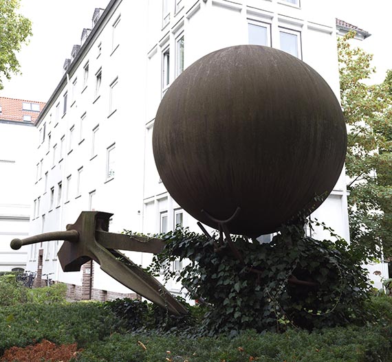 Bernhard Luginbühl - Ankerfigur mit Doppelpoller - Rückseite