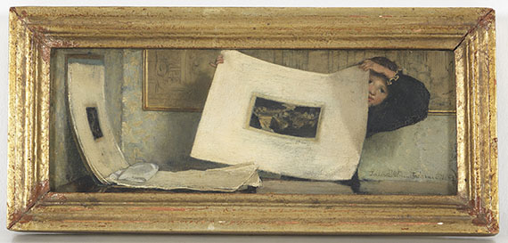 Lady Laura Theresa Alma-Tadema - Kind eine Graphik vorzeigend - Rahmenbild