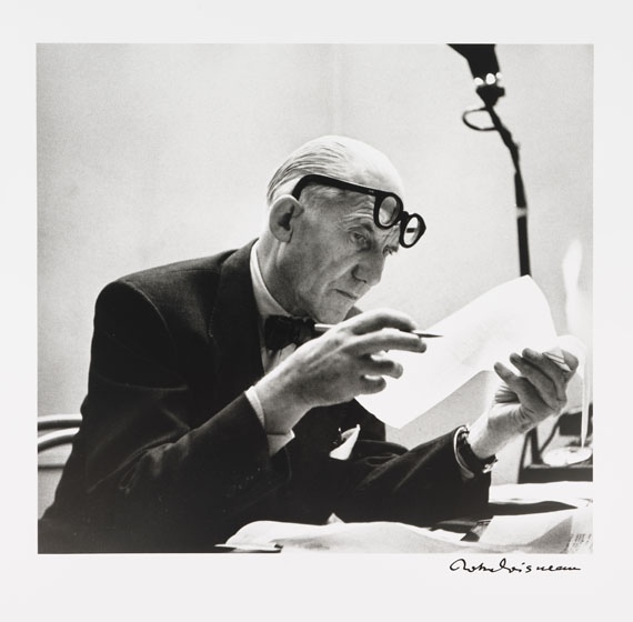 Robert Doisneau - Bonjour Monsieur le Corbusier. Mit sign. Orig.-Fotografie von R. Doisneau.