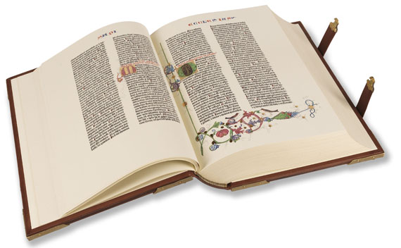 Faksimile - Gutenberg-Bibel. 2 Bde. Dabei: Kommentar und Holzständer
