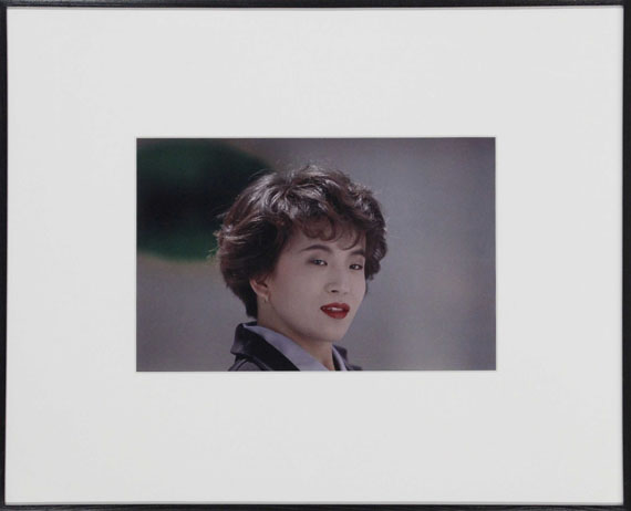 Christopher Williams - Tokuyo Yamada, Hair Designer, Shinbiyo Shuppan Co., Ltd., Minami-Aoyama, Tokyo, April 14, 1993 (A) und (R) - Rahmenbild