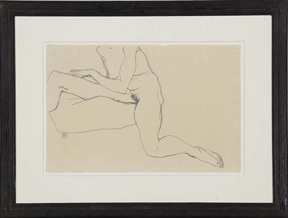 Egon Schiele - Sitzendes Mädchen mit ausgestrecktem Arm und Bein - Rahmenbild