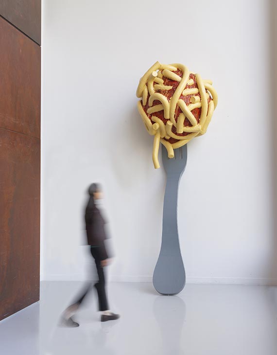 Claes Oldenburg - Leaning Fork with Meatball & Spaghetti III - Weitere Abbildung