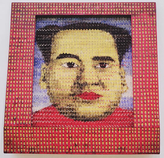 Abbildung zu: Thomas Bayrle, Mao, 1966, Öl auf Holz mit Elektromotor, Neue Nationalgalerie Berlin. © VG Bild-Kunst, Bonn 2025.