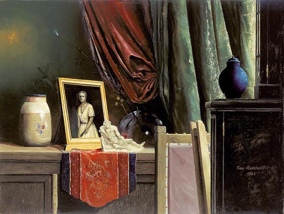 Abbildung zu: Franz Radziwill, Stillleben mit Foto, 1925, Öl auf Leinwand, Sammlung Claus Hüppe, Kunsthalle Emden. © VG Bild-Kunst, Bonn 2025