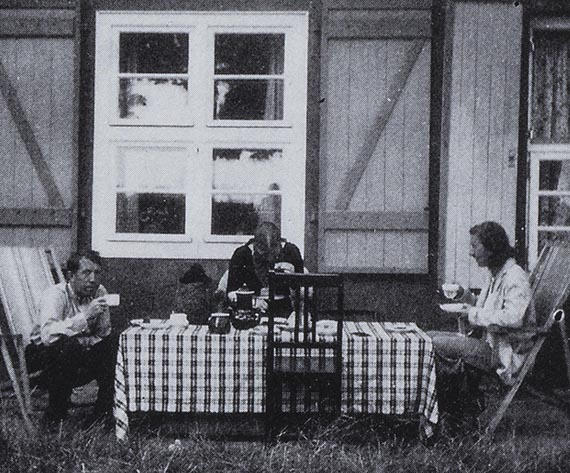 Abbildung zu: Franz Radziwill mit seiner Frau Inge Johanna vor seinem Haus in Dangast, 1920er Jahre. © VG Bild-Kunst, Bonn 2025