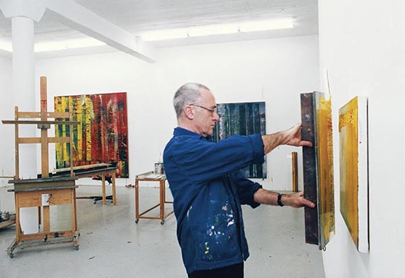 Abbildung zu: Gerhard Richter in seinem Atelier beim Malen mit dem Rakel im Jahr 1992, Foto: Marc Asnin/Redux/Laif. © Gerhard Richter 2025 (17042025)