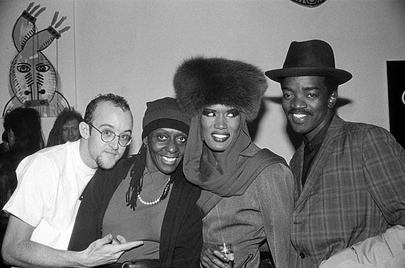 Abbildung zu: Keith Haring, Bethann Hardison, Grace Jones und Fred Brathwaite a. k. a. "Fab 5 Freddy" (v. l. n. r.) in der Fun Gallery, New York, um 1983, Foto: Ande Whyland. © Andrea Weiland
