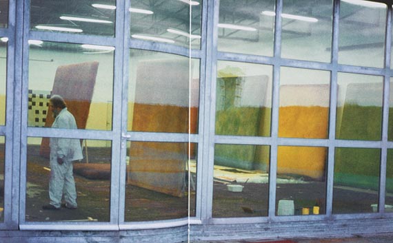Abbildung zu: Gotthard Graubner in seinem Atelier, Foto: Georg Schmidt. © VG Bild-Kunst, Bonn 2025