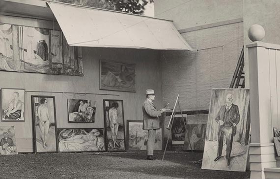 Abbildung zu: Edvard Munch in seinem Freiluftatelier auf Gut Ekely, 1933. © Munch Museet, Oslo.