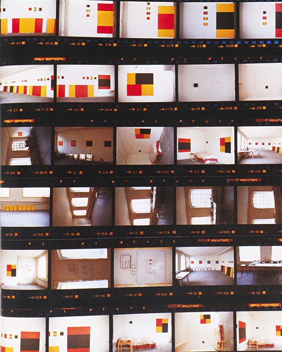 Abbildung zu: Palermos Atelier in Düsseldorf, 1977, fotografiert von Imi Knoebel unmittelbar nach Palermos Tod. An den Wänden neben Palermos „To the people to New York City“ die vorliegenden beiden letzten Gemälde „Untitled (4teilig)“ und „Untitled (8teilig)“. © VG Bild-Kunst, Bonn 2025