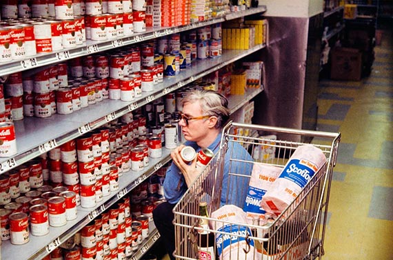 Abbildung zu: Andy Warhol in einem New Yorker Supermarkt, 1964. © Bob Adelman / The Andy Warhol Foundation for the Visual Arts