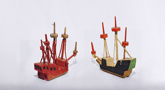 Abbildung zu: Lyonel Feininger, Roter Viermaster, Grüner Viermaster, Holz, bemalt, o.J. © VG Bild-Kunst, Bonn 2025