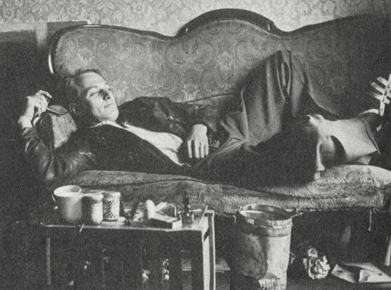 Abbildung zu: Asger Jorn auf der Halbinsel Himmerland im Haus bei P.V. Glob in Sebbersund, Sommer 1941, Foto: Erik Thommersen. © 2025 Donation Jorn, Silkeborg