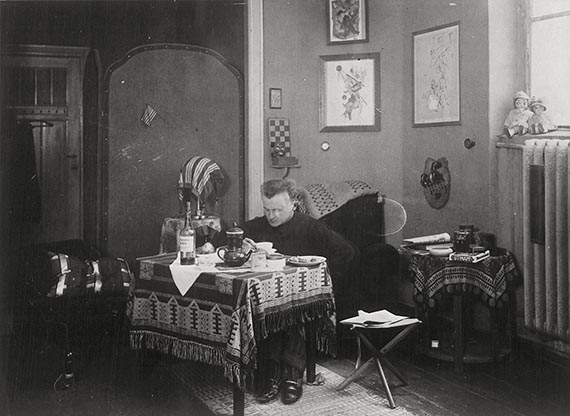 Abbildung zu: George Grosz in seinem Atelier, Nassauische Straße 4, um 1920. © VG-Bild-Kunst, Bonn 2025