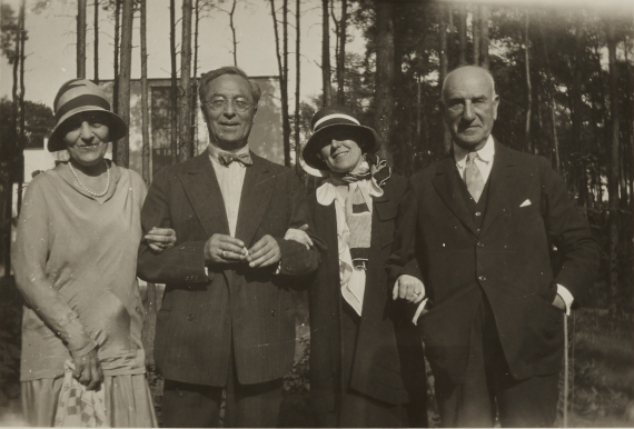 Abbildung zu: Irene Rothschild Guggenheim, Wassily Kandinsky, Hilla von Rebay und <br />Solomon R. Guggenheim, 7. Juli 1930, Hilla von Rebay Foundation Archive. <br />© bpk / CNAC-MNAM, Fonds Kandinsky.
