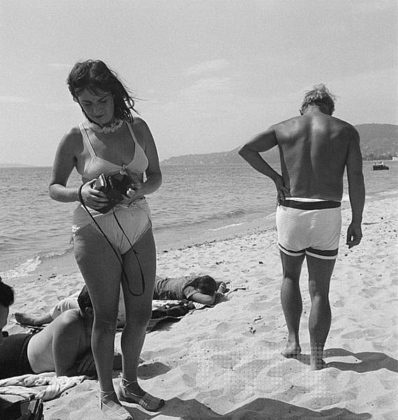 Abbildung zu: Dora Maar und Pablo Picasso am Strand, Juan-les-pins, Frankreich, September 1937, Tate Images.<br />Foto: Eileen Agar. © Succession Picasso