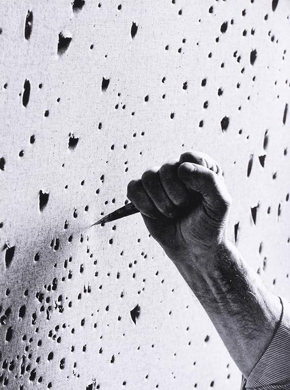 Abbildung zu:  Lucio Fontana im Atelier, 1966. 