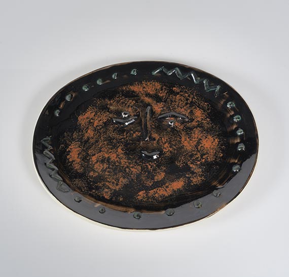 Pablo Picasso - Face in an oval