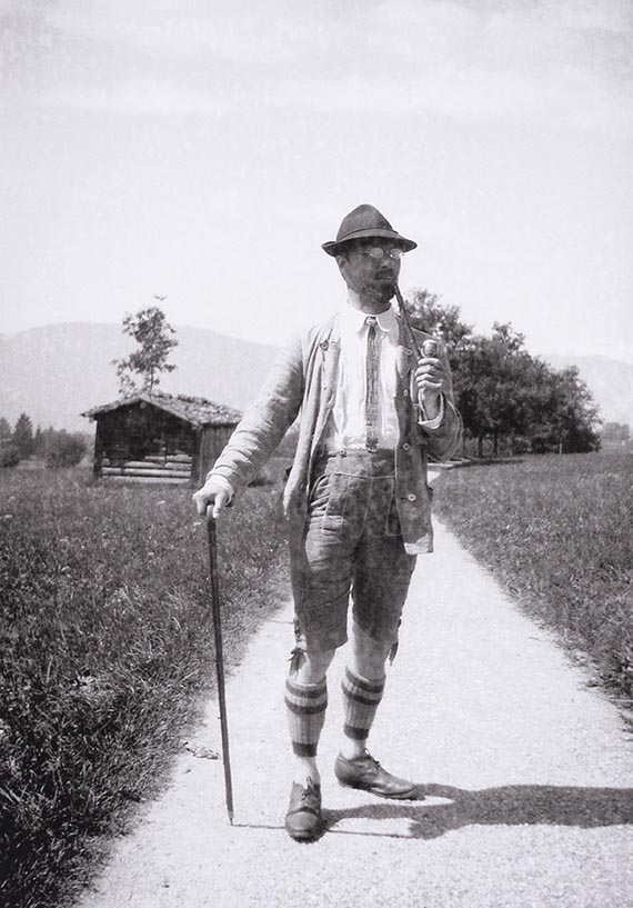 Abbildung zu: Kandinsky mit Spazierstock und Pfeife auf einem Weg bei Kochel, 1910, Foto: unbekannt.