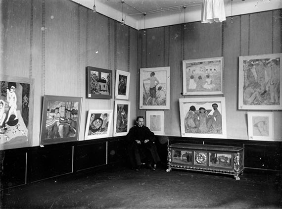 Abbildung zu: Ausstellungsansicht mit der R&uuml;ckseite unseres Gem&auml;ldes in der "Br&uuml;cke"-Ausstellung im Kunstsalon Fritz Gurlitt, Berlin, mit Erich Heckel, 1912, Foto: unbekannt. &copy; Kirchner Museum Davos, Schenkung Nachlass Ernst Ludwig Kirchner