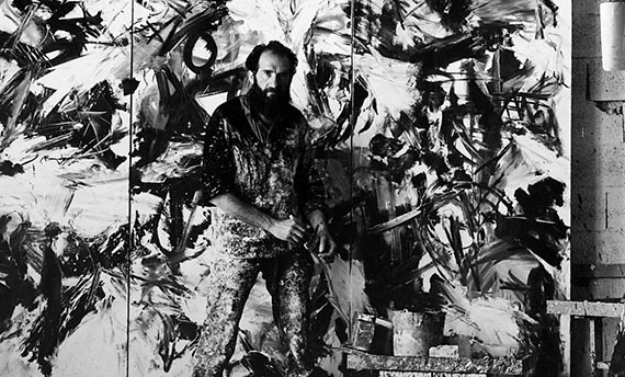 Abbildung zu: Emilio Vedova in seinem Atelier in Venedig, 1962, Foto: Maria Teresa Muraro, Venedig. © Fondazione Emilio e Annavbianca Vedova, Venezia
