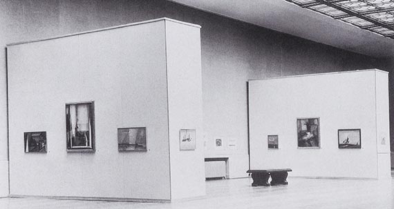 Abbildung zu: Ausstellungsansicht mit dem Gemälde „Hulks“, Mills College Art Gallery, Oakland, 1936, Foto: unbekannt. © VG Bild-Kunst, Bonn 2026