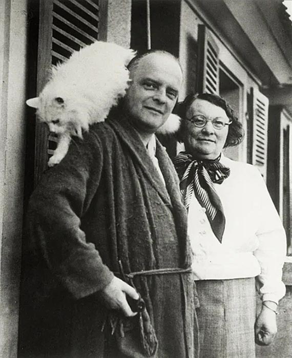 Abbildung zu: Paul und Lily Klee mit Katze Bimbo, Kistlerweg 6, Bern, 1935, Foto: Fee Meisel, (SFK Foto FK 049/29 N Repro, Scan von Negativ Felix Klee F 311/14 (Abzug 2013), Zentrum Paul Klee, Bern, Schenkung Familie Klee). <br />&copy; Zentrum Paul Klee, Bern, Bildarchiv
