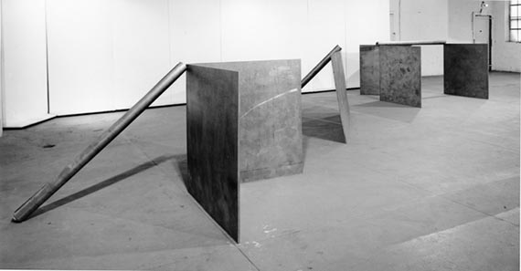 Abbildung zu: Ausstellungsansicht &bdquo;Richard Serra&ldquo;, Castelli Warehouse, New York, 1969-70 (die vorliegende Arbeit in der Mitte), Foto unbekannt. &copy; Estate of Richard Serra / VG Bild-Kunst, Bonn 2026
