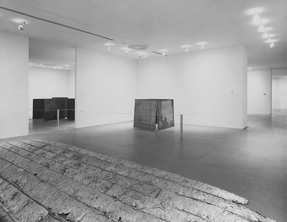 Abbildung zu: Ausstellungsansicht &bdquo;Richard Serra. Sculpture&ldquo;, Museum of Modern Art, New York, 1986 (mittig &bdquo;One Ton Prop (House of Cards), 1969/86), Foto: unbekannt. &copy; Estate of Richard Serra / VG Bild-Kunst, Bonn 2026