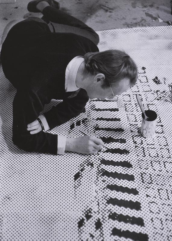 Abbildung zu: Sigmar Polke bearbeitet im Düsseldorfer Atelier das Rasterbild <i>Häuserfront</i>, 1967, Foto: unbekannt.© The Estate of Sigmar Polke, Cologne/ VG Bild-Kunst, Bonn 2026