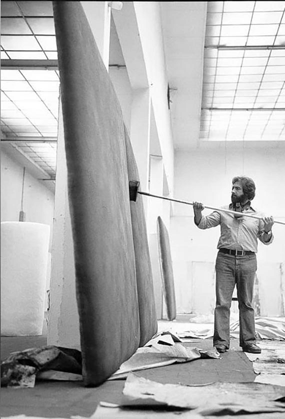 Abbildung zu: Gotthard Graubner malt Kissenbilder f&uuml;r die Documenta 6, Foto: Erika Kiffl. &copy; VG Bild-Kunst, Bonn 2026 / Museum Kunstpalast / AFORK