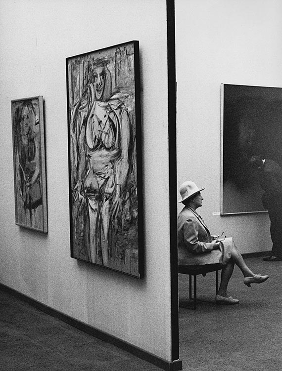 Abbildung zu: Ausstellungsansicht II. Documenta, 1959, Amerikanische K&uuml;nstler (im Vordergrund Willem de Kooning und im Hintergrund Mark Rothko). &copy; The Willem de Kooning Foundation, New York / 1998 Kate Rothko-Prizel & Christopher<br />Rothko / VG Bild-Kunst, Bonn 2026