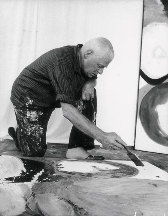 Abbildung zu: E. W. Nay bei der Arbeit, 1964, Foto: unbekannt. © Ernst Wilhelm Nay Stiftung, Köln / VG Bild-Kunst, Bonn 2026